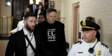 Musk’s armed bodyguards allowed to roam federal buildings without training: report