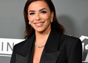 Eva Longoria says she refused to be a ‘struggling actor’—so she worked part time as a headhunter, closing deals from her soap opera dressing room