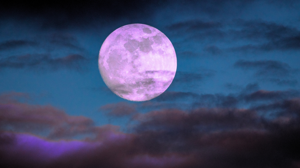 4 Questions to Ask Yourself During Today’s Full Moon