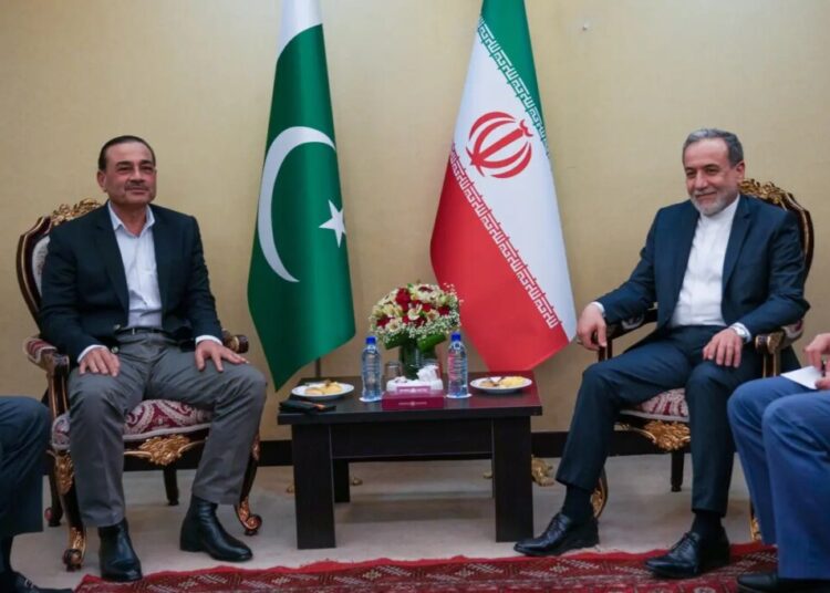 Pakistani army chief visits Tehran in bid to broker renewed talks between US and Iran