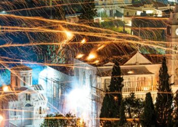 Photos of the Week: Glacier Performance, Gorilla Birthday, Moon Return