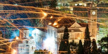 Photos of the Week: Glacier Performance, Gorilla Birthday, Moon Return