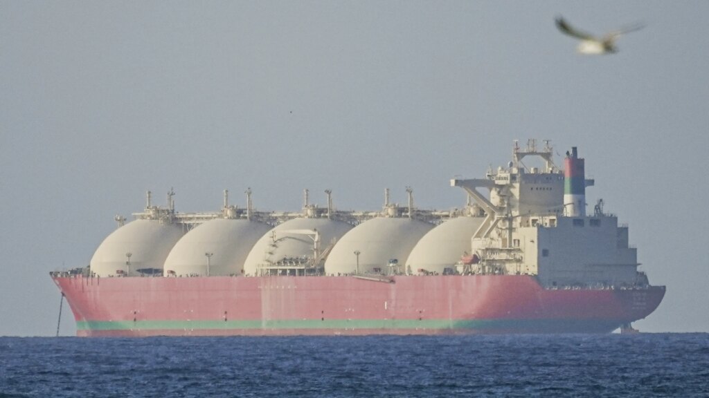 Iran Reimposes Control of Strait of Hormuz and Fires on Tankers