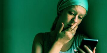 AI Chatbots Telling Cancer Patients to Try Useless Woo-Woo Treatments Instead of Chemotherapy