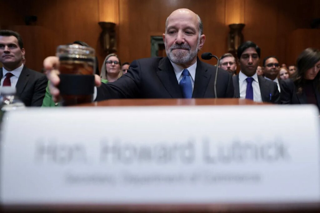 ‘Despicable’: Howard Lutnick mocked by onlookers after being busted again for blatant lie