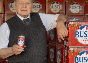 Apple cofounder Ronald Wayne—whose stake would be worth up to $400 billion had he not sold it in 1976—says that at 91, he has no regrets