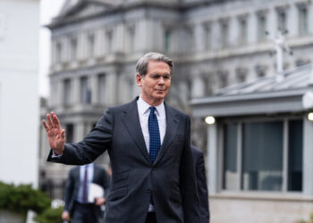 Trump Extends Sanctions Exemption on Some Russian Oil as High Gas Prices Persist