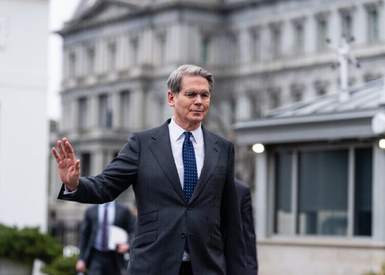 Trump Extends Sanctions Exemption on Some Russian Oil as High Gas Prices Persist