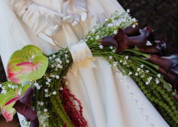 The Latest Trend in Wedding Fashion: the Bouquet ‘Purse’