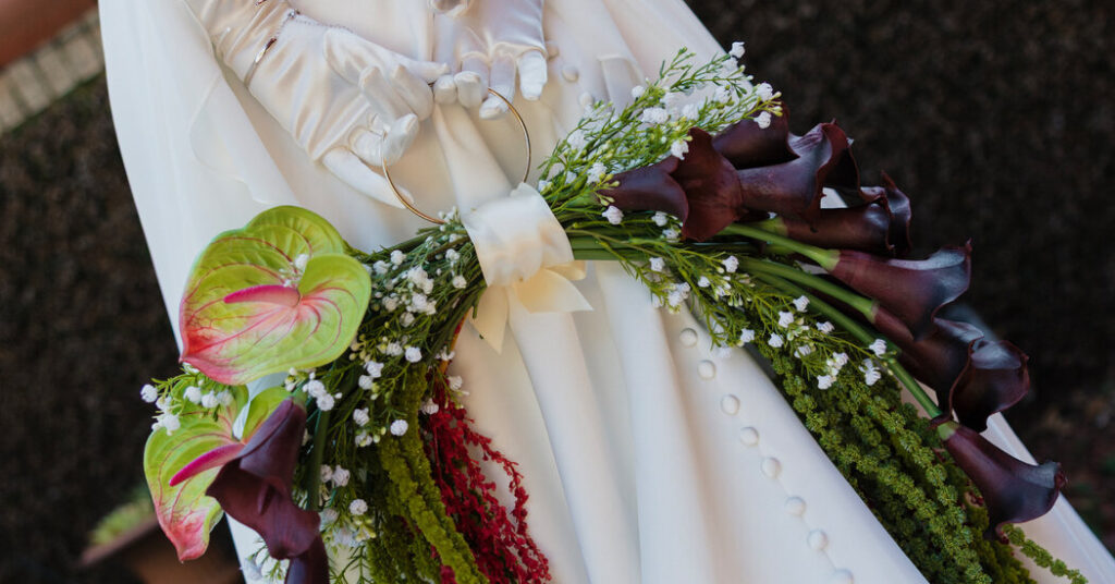 The Latest Trend in Wedding Fashion: the Bouquet ‘Purse’