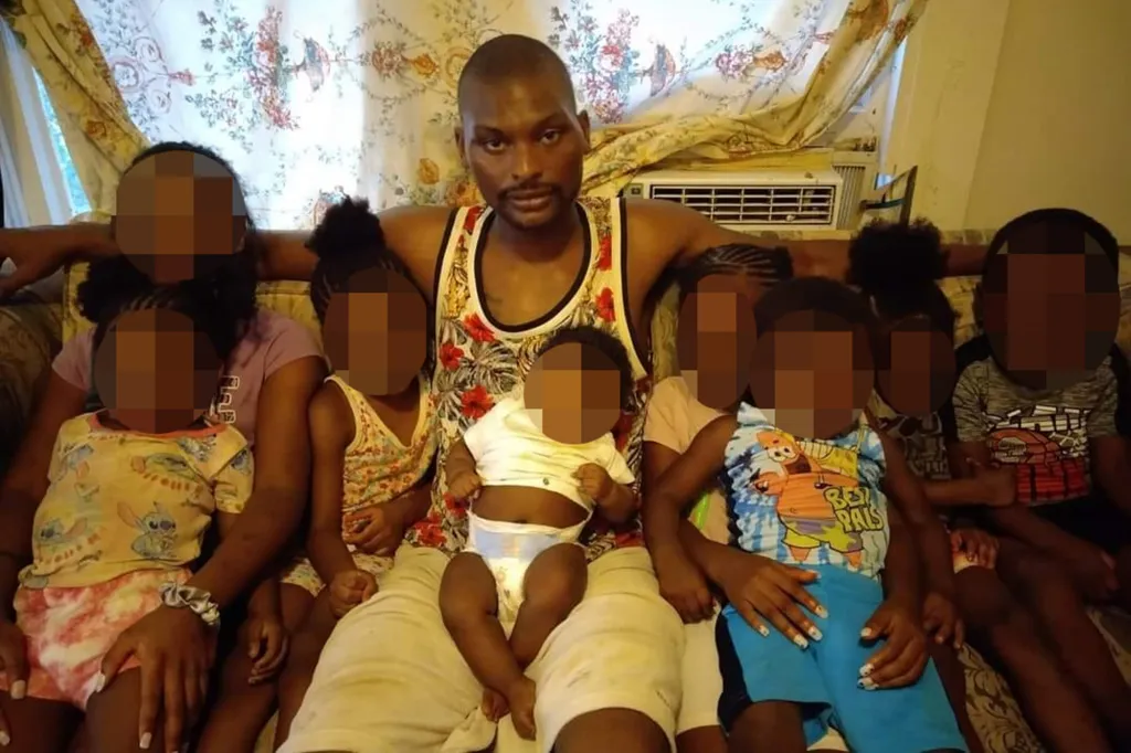 Shamar Elkins with his children.