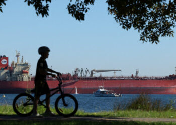 Oil Prices Recede and Stocks Gain as Investors Eye Peace Talks