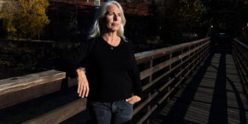 Immigration Agent Is Charged With Assaulting a Protester