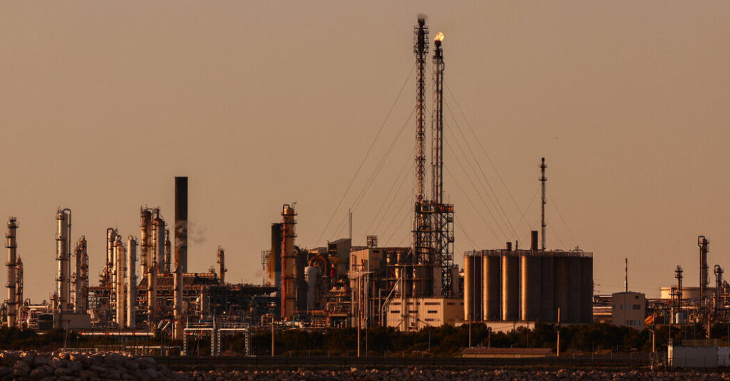 Oil Prices Creep Up as Investors Weigh Cease-Fire Extension