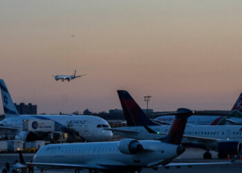 F.A.A. Investigates Near Miss Between Passenger Jets at J.F.K. Airport