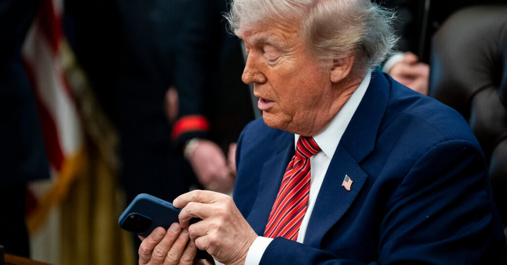 White House Allowed Officials’ Text Messages to Be Deleted, Lawsuit Says