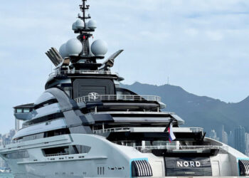 Luxury Yacht Linked to Russian Oligarch Passes Through Strait of Hormuz