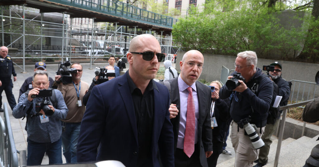 Soldier Pleads Not Guilty in $400,000 Betting Case Over Maduro’s Ouster