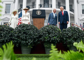 A Brooch, Teaspoons and More: The King, Queen and the Trumps Trade Gifts