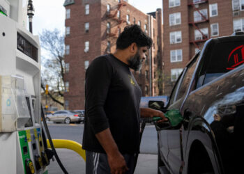 U.S. Gas Prices Climb Further as Effects of War Reverberate