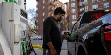 U.S. Gas Prices Climb Further as Effects of War Reverberate