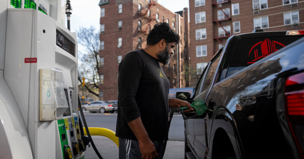 U.S. Gas Prices Climb Further as Effects of War Reverberate
