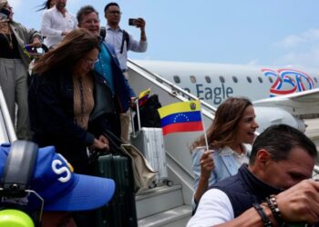 After Seven Years, First U.S. Direct Flight Lands in Caracas