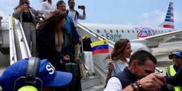 After Seven Years, First U.S. Direct Flight Lands in Caracas