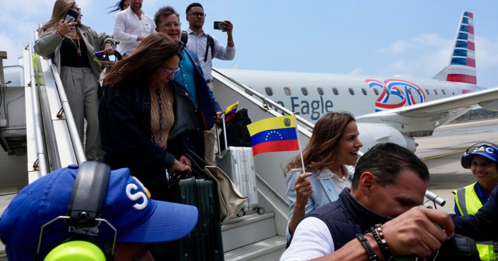After Seven Years, First U.S. Direct Flight Lands in Caracas