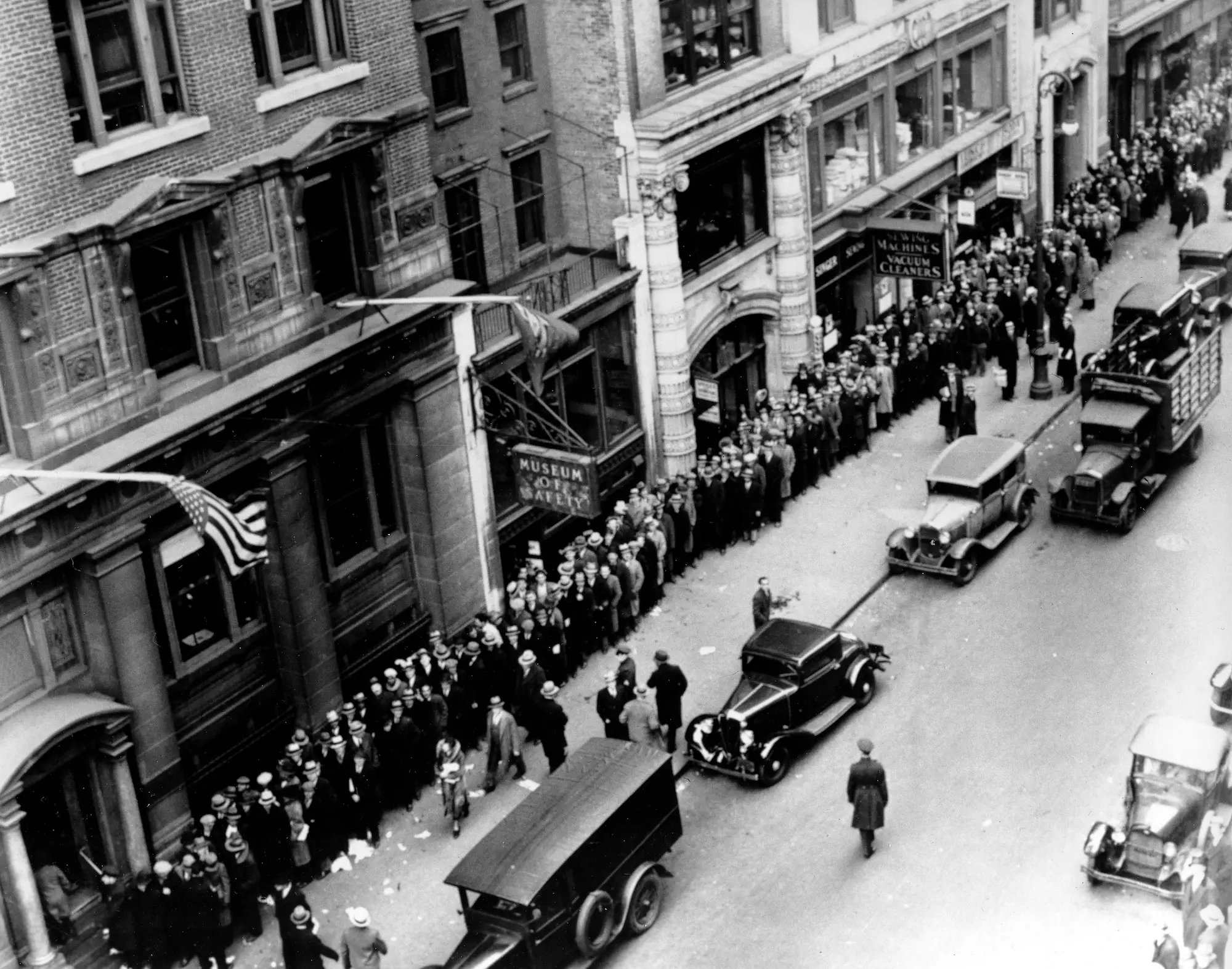 Unemployed people lined up outside the State Labor Bureau building in 1933.