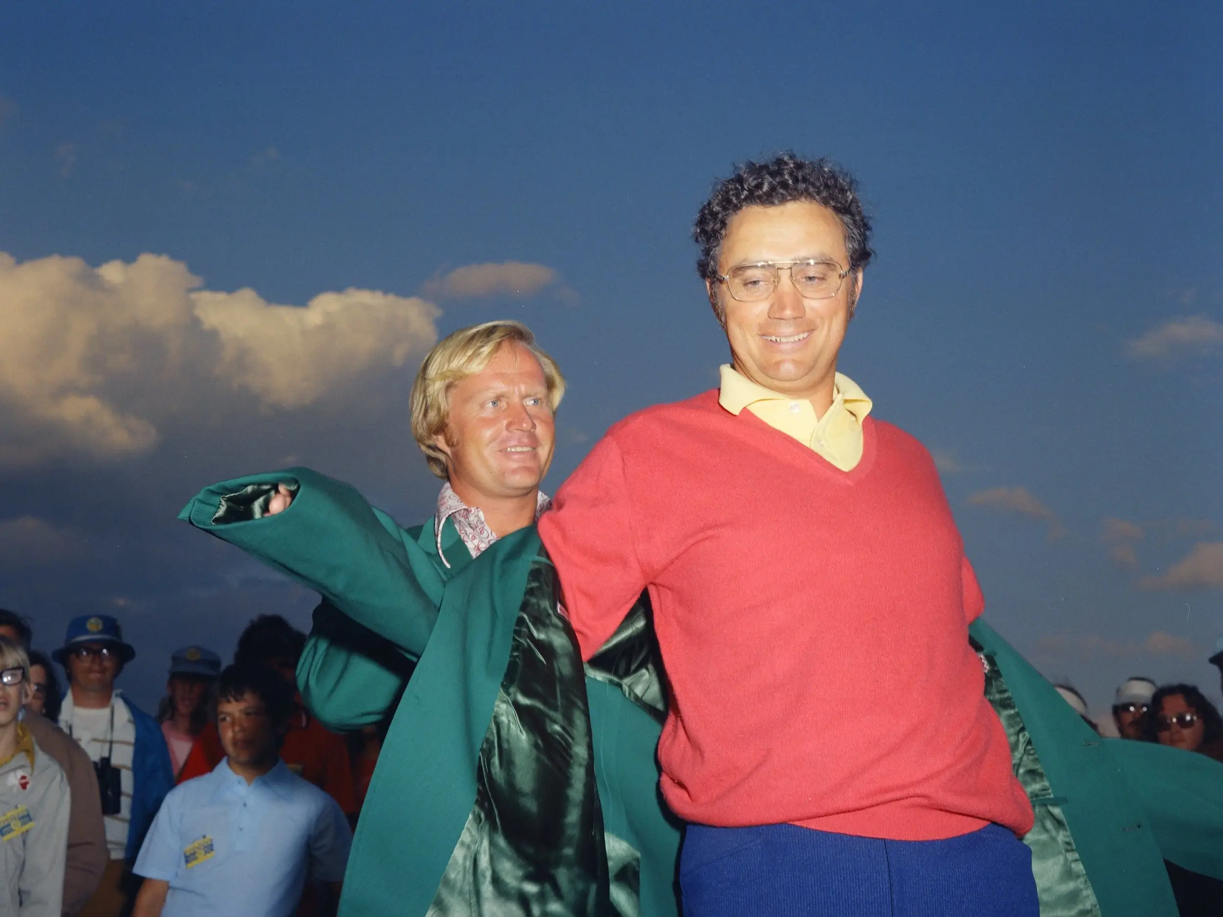 Nicklaus helps Tommy Aaron 1973 Masters