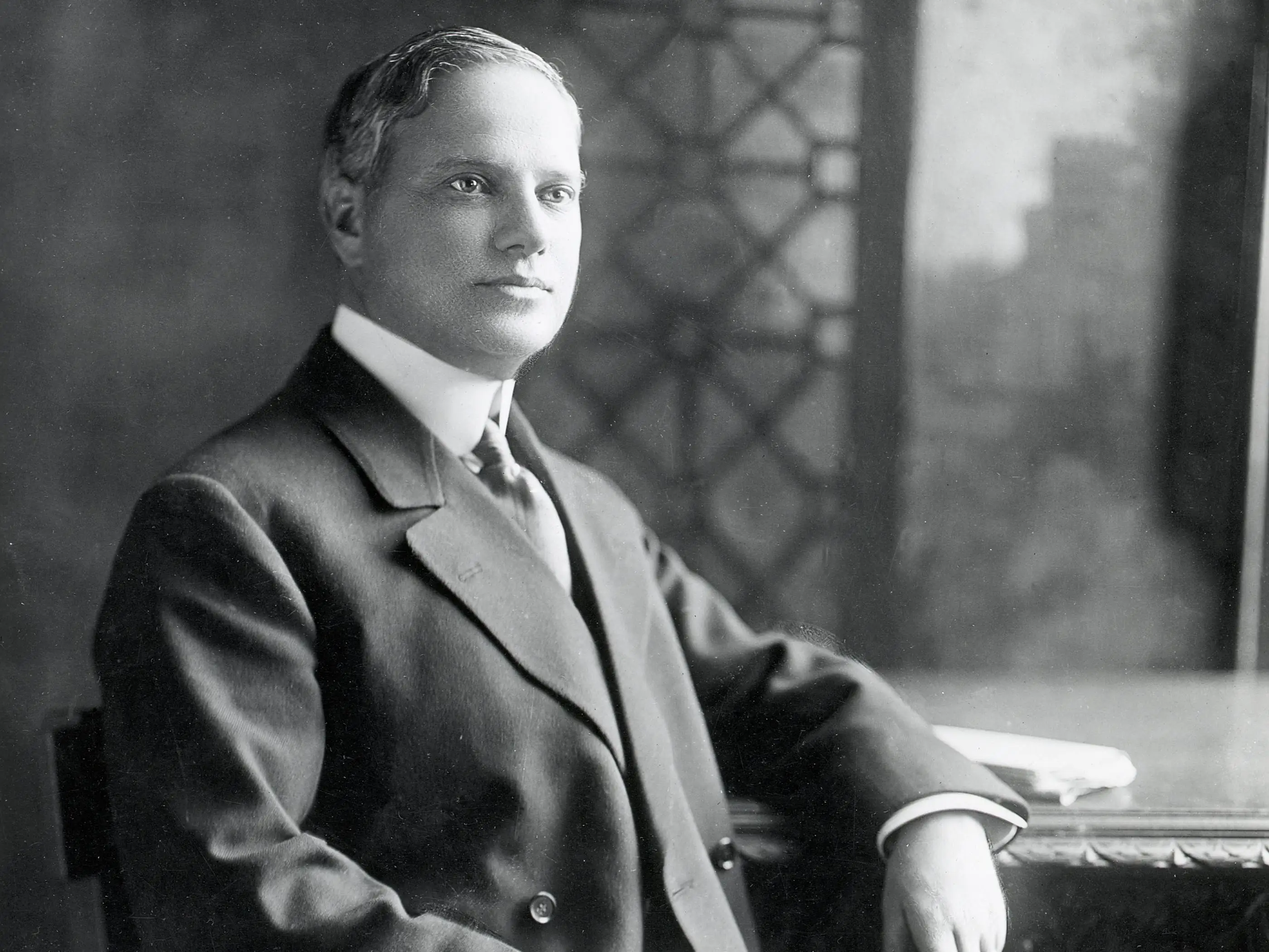 Mining magnate Benjamin Guggenheim died after traveling on the ship with his mistress.