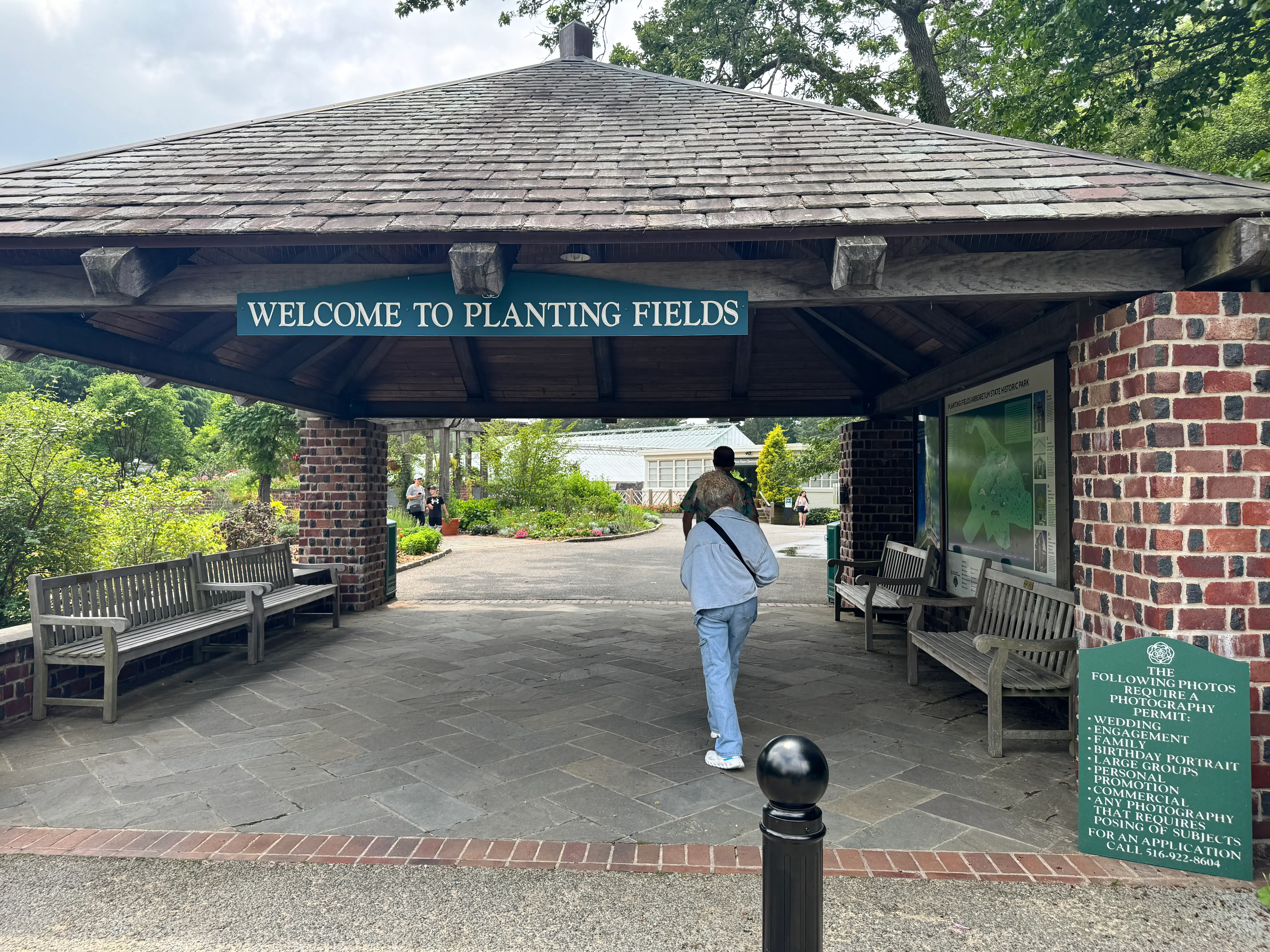 welcome to planting fields sign
