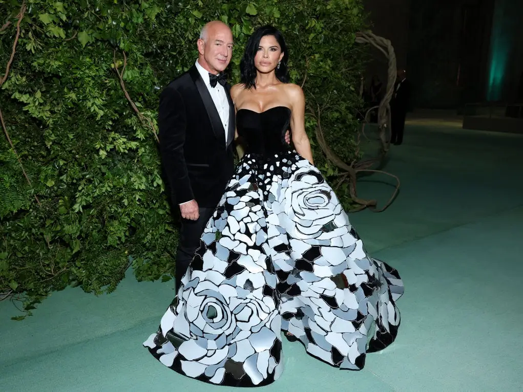 NEW YORK, NEW YORK - MAY 06: (L-R) Jeff Bezos and Lauren Sanchez attend The 2024 Met Gala Celebrating 
