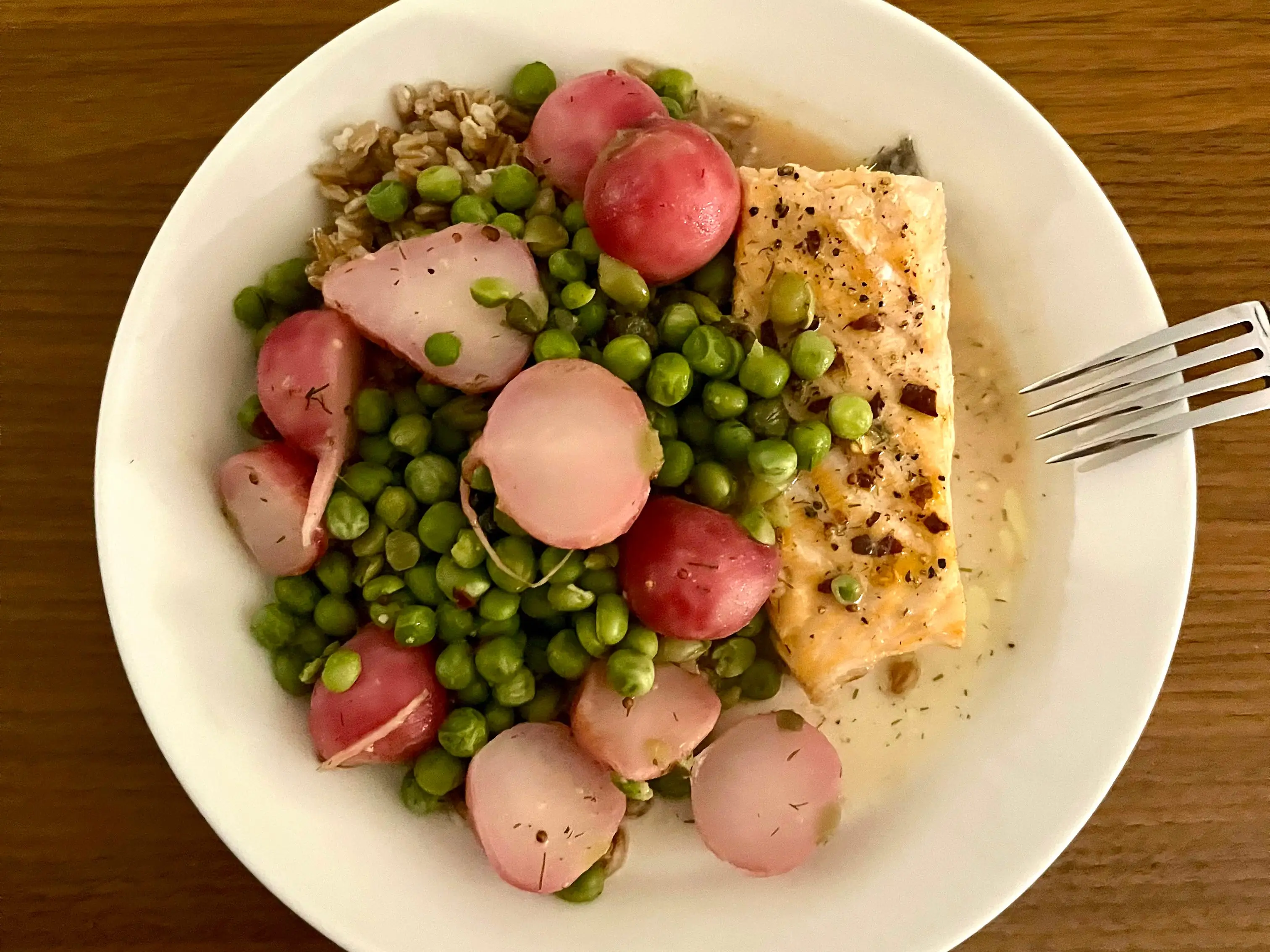 Salmon with peas and radishes