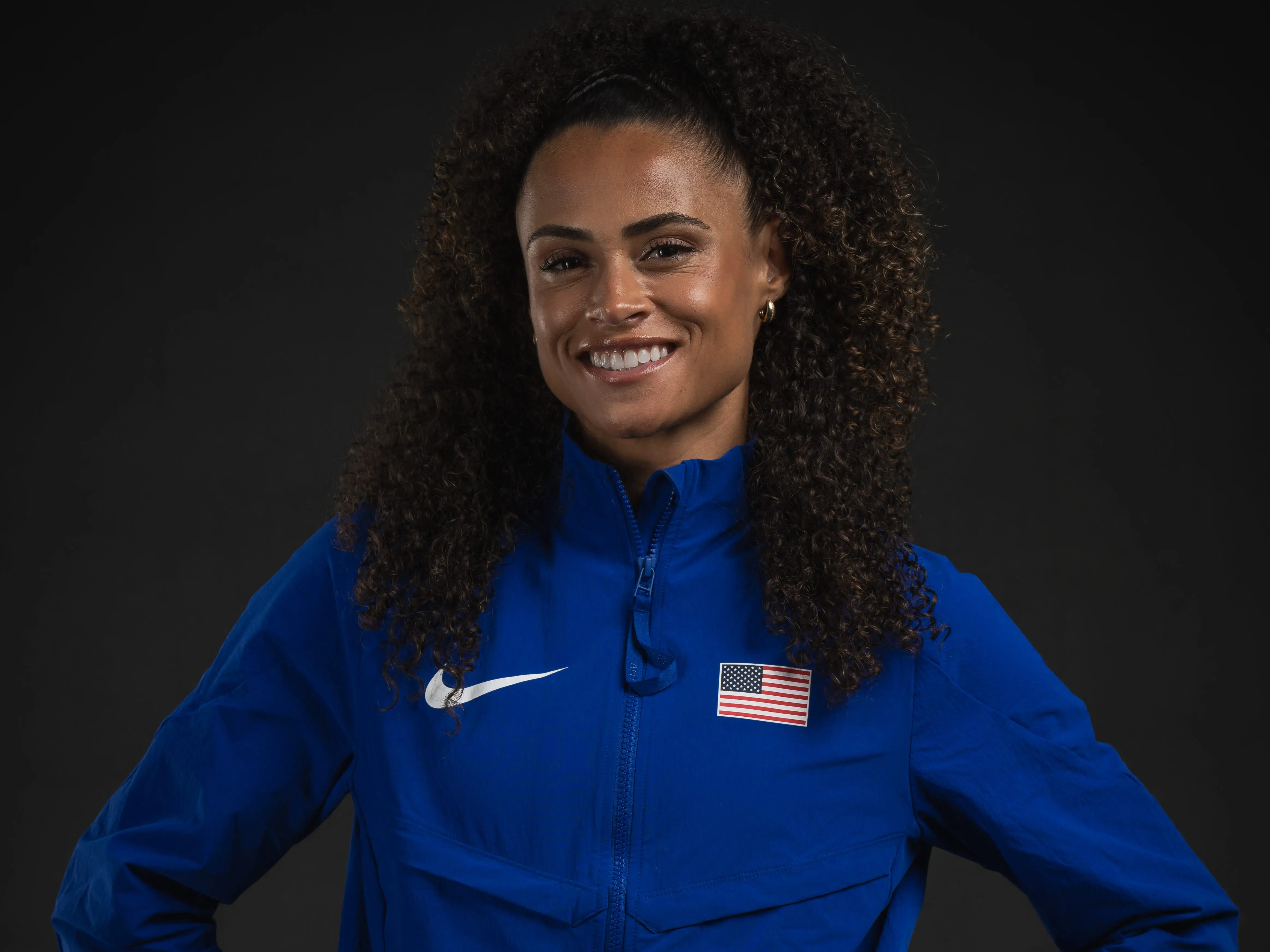 A female athlete in a navy blue tracksuit.