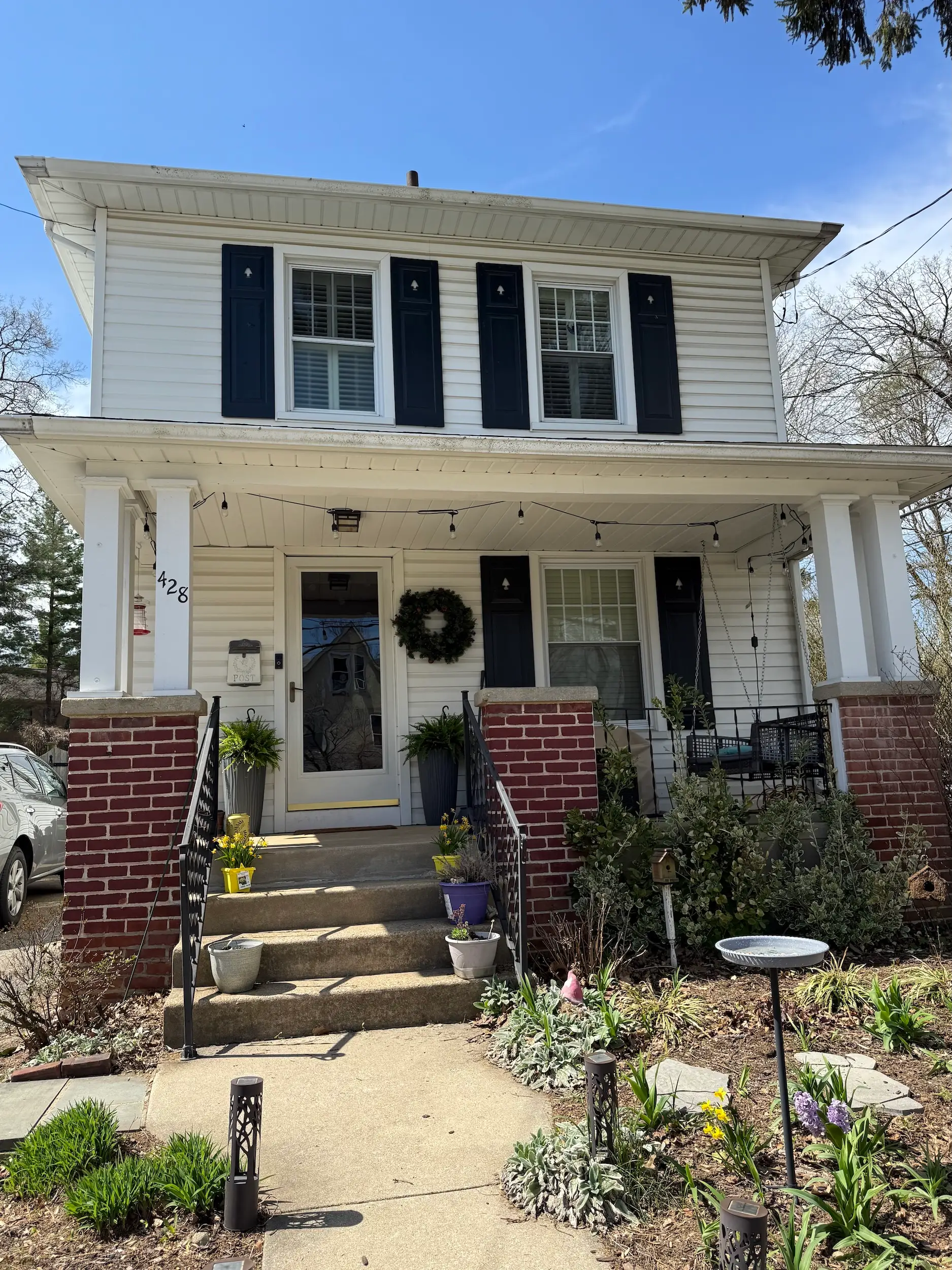 The front of a white house.