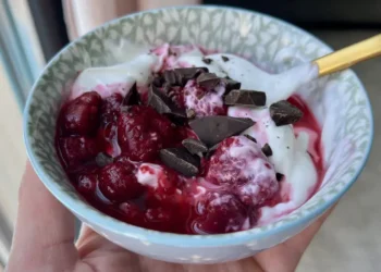 I lost 35 pounds without giving up dessert. Having this dietitian-approved snack before bed helps me satisfy my sweet tooth.