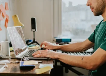 A millennial made $280K working 3 remote jobs — until the job market turned against him: ‘It was great until it wasn’t’