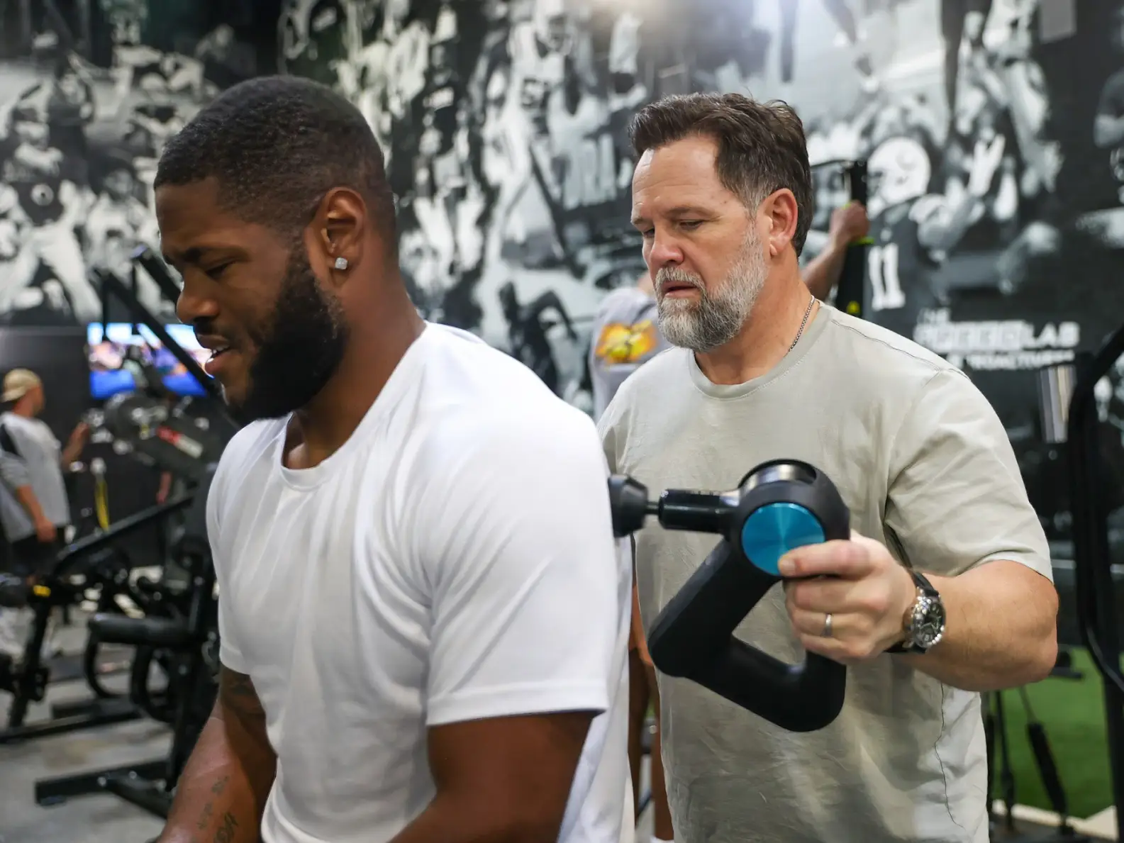 Dr. Jason Wersland using Theragun on client