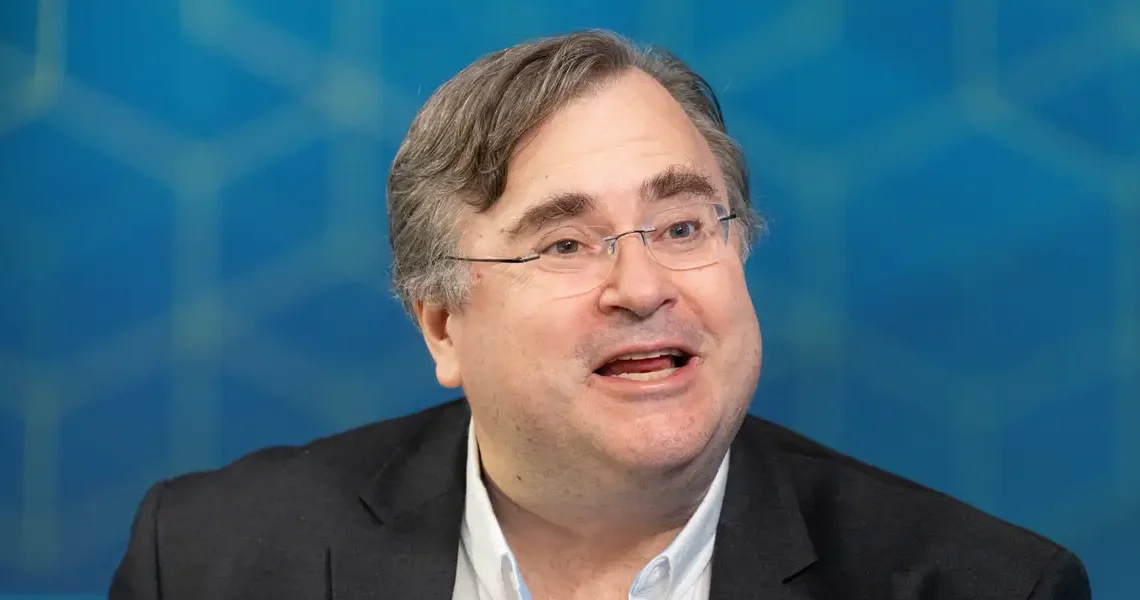 Reid Hoffman says leaders need to update their AI strategy. His advice: weekly check-ins.