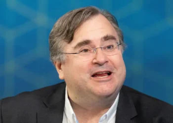 Reid Hoffman says leaders need to update their AI strategy. His advice: weekly check-ins.