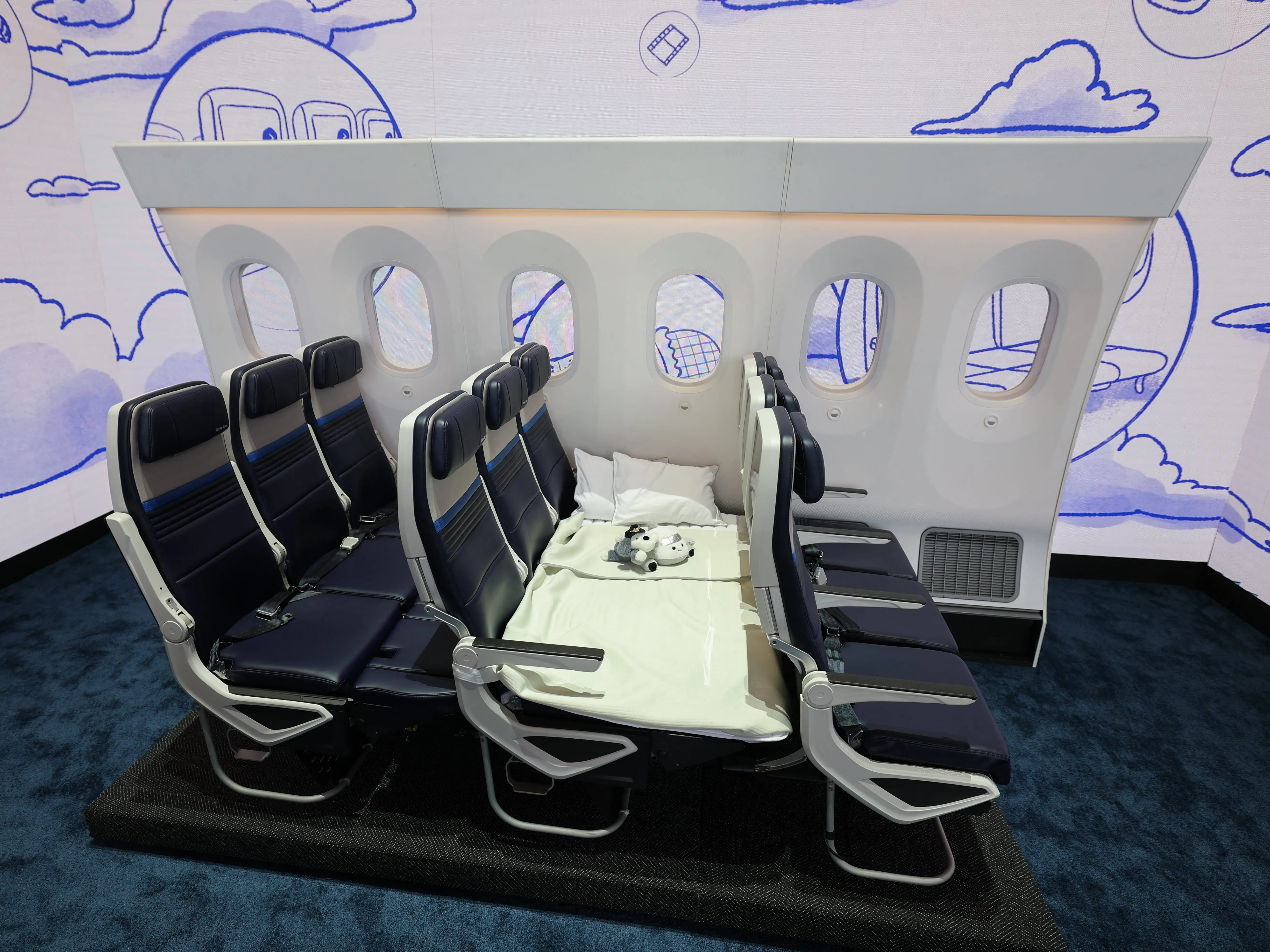 A view of the entire relax row between seats.