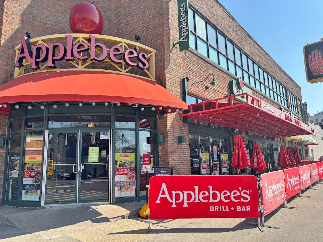 The exterior of an Applebee's restaurant.