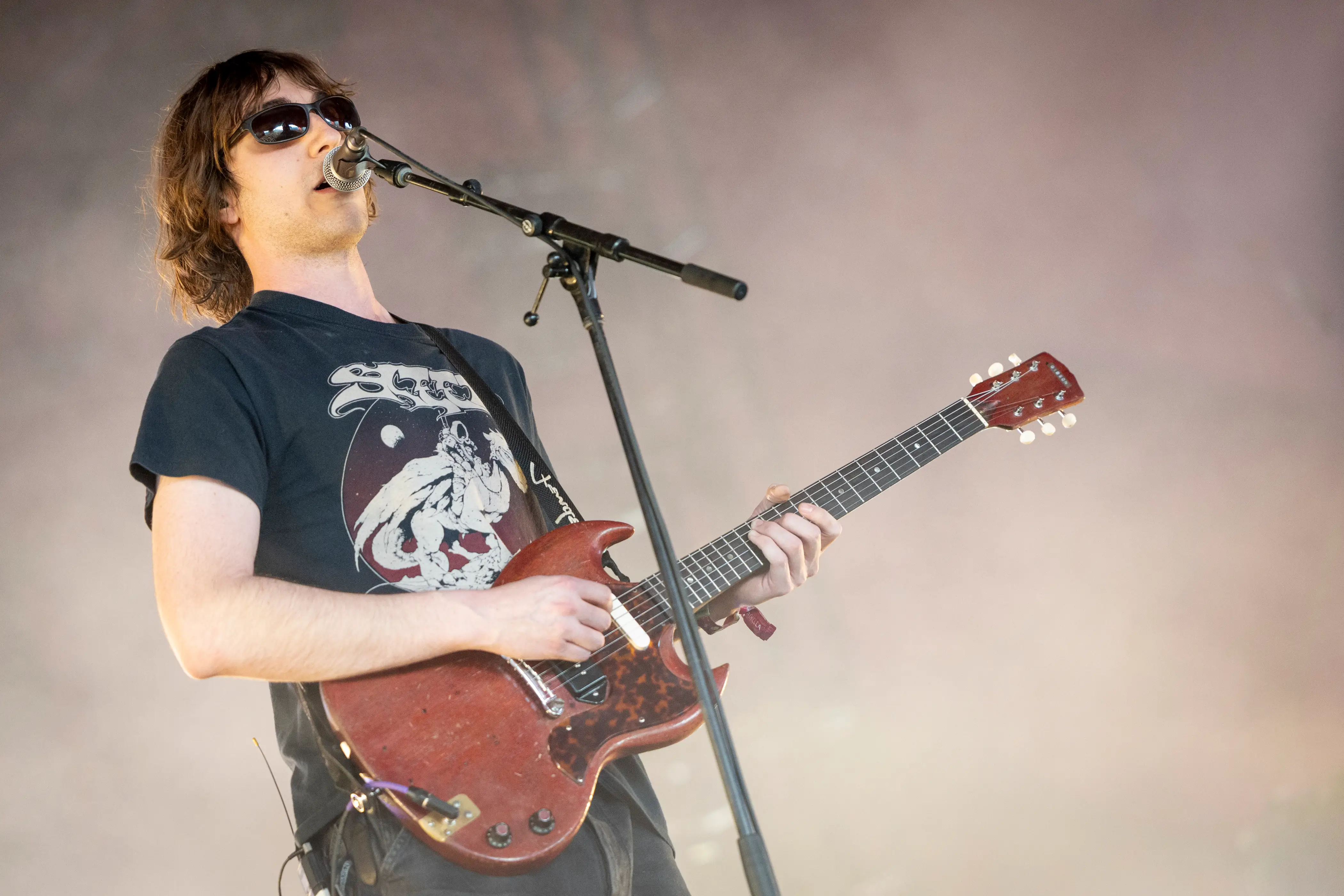 Alex Winter holding guitar