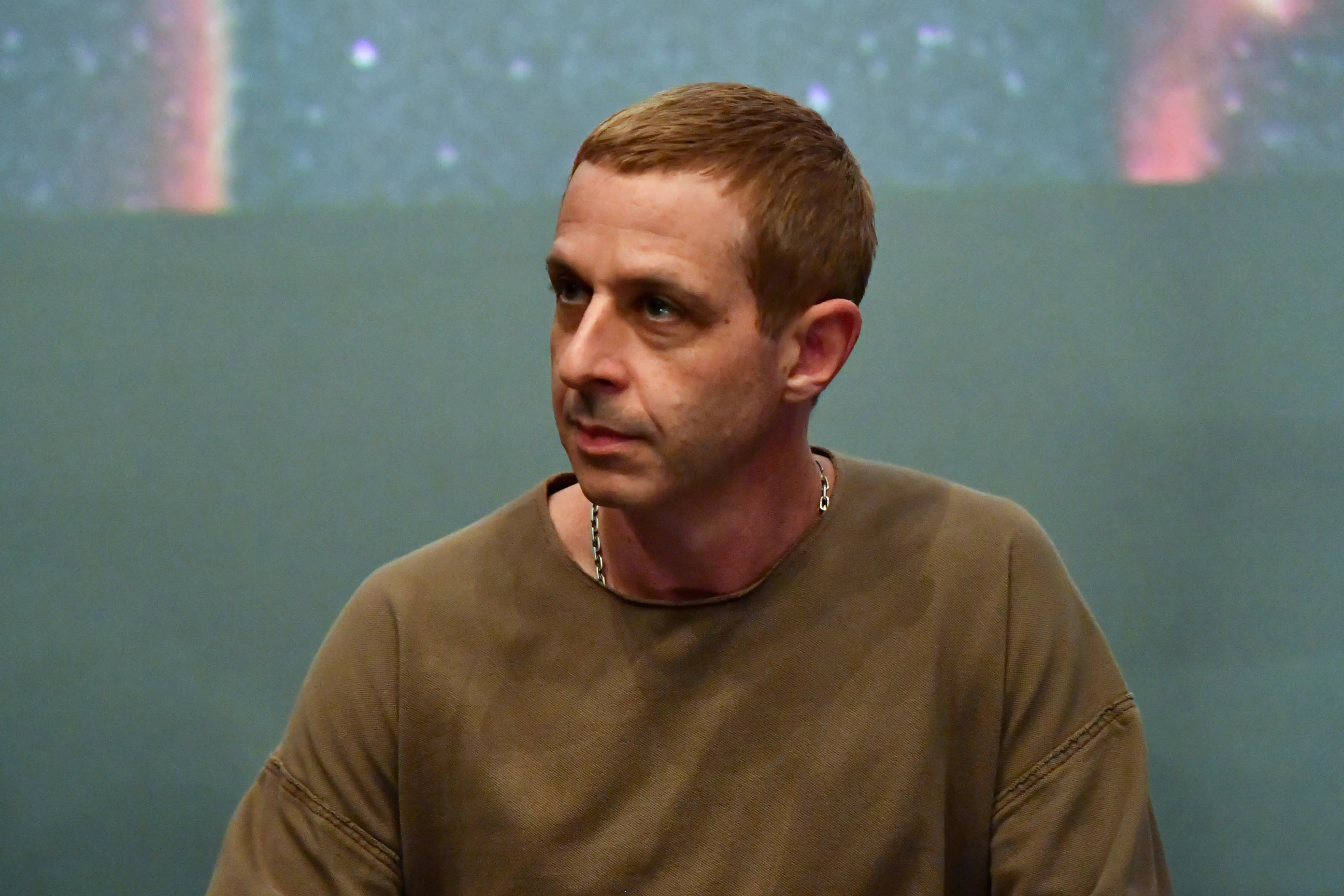 Jeremy Strong in a short light brown haircut