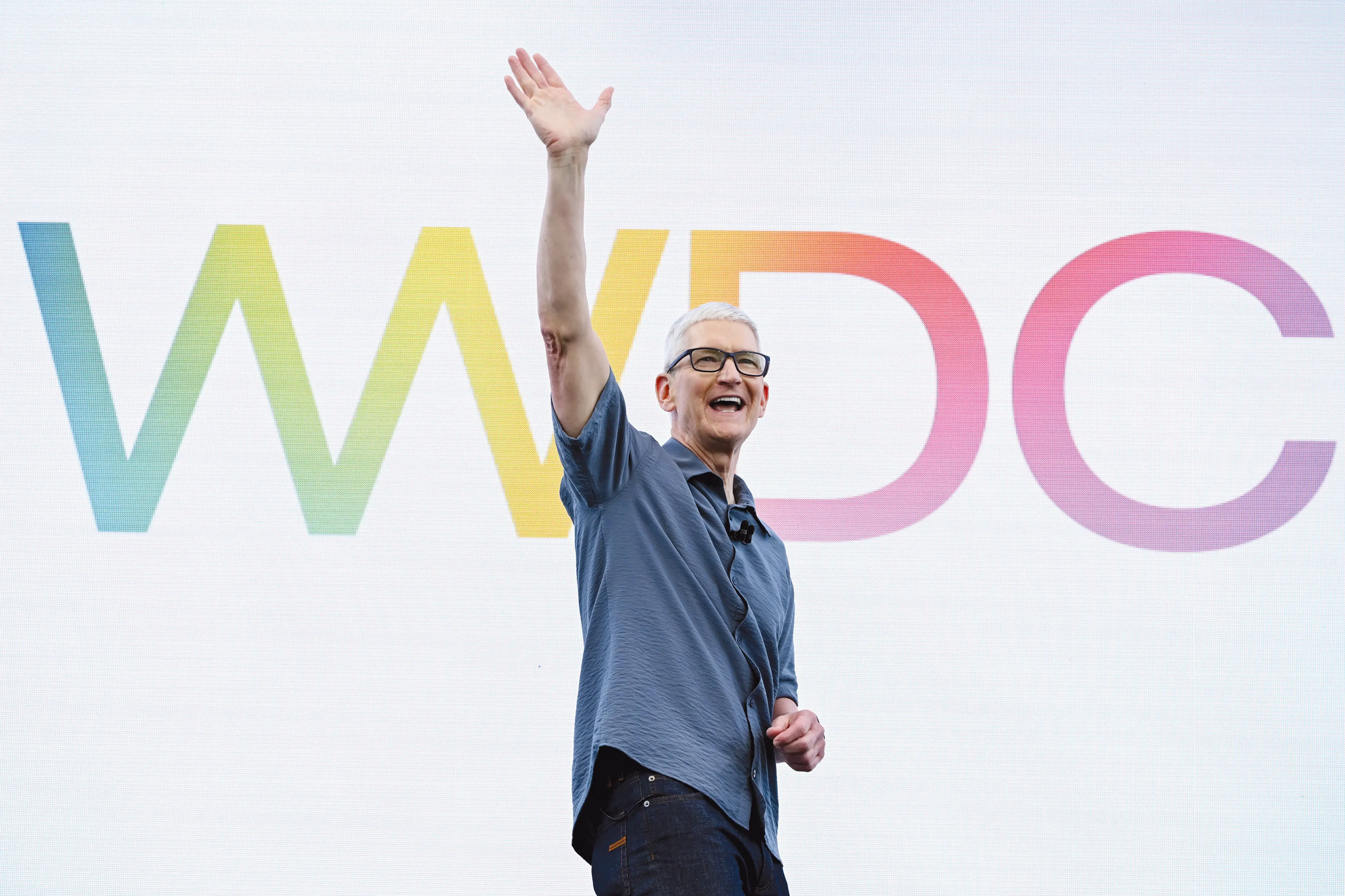 Tim Cook waving