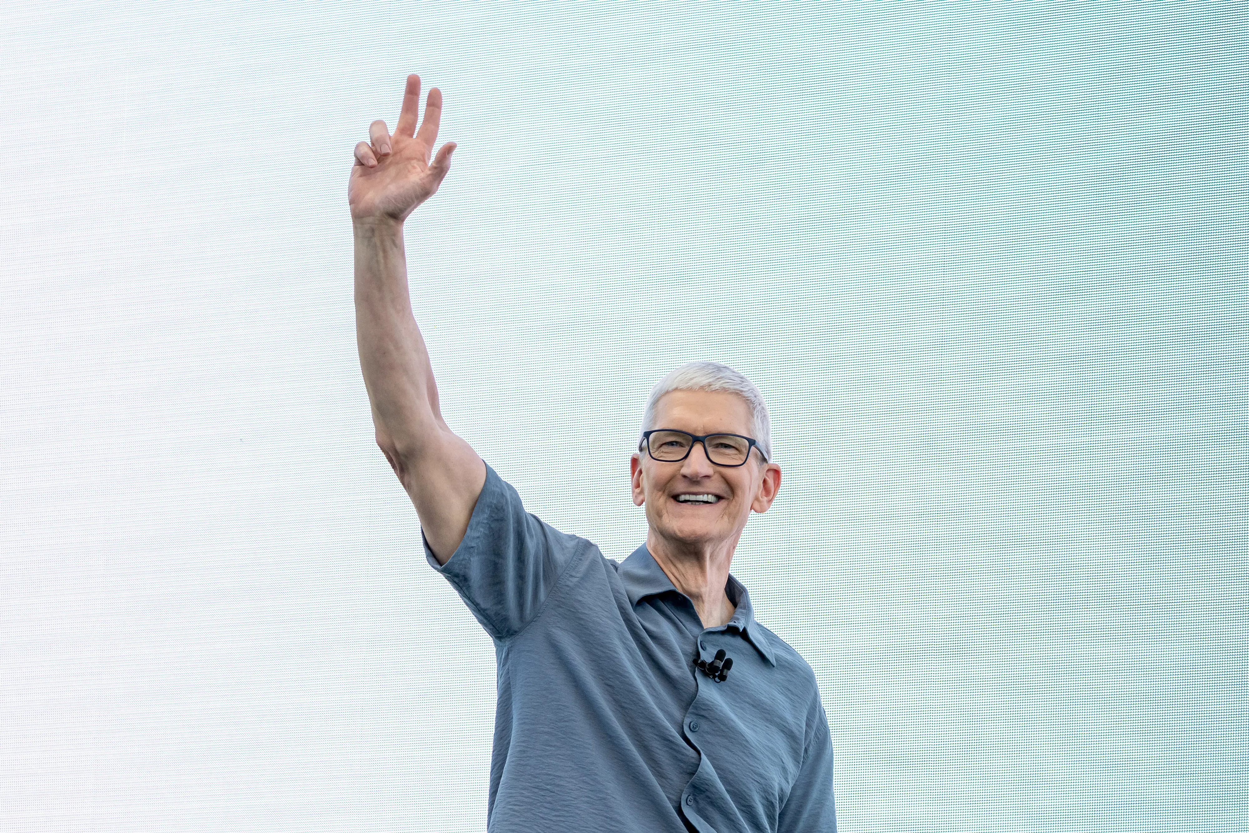 Tim Cook waving