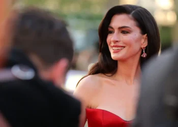 Anne Hathaway says turning 40 helped her stop ‘living an awkward life’