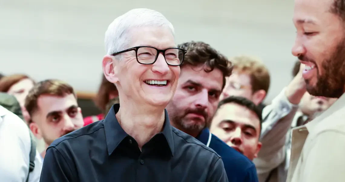 The 10 best memes we’ve seen about Tim Cook stepping down as Apple CEO
